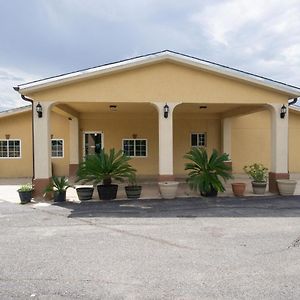 Woodridge Inn And Suites